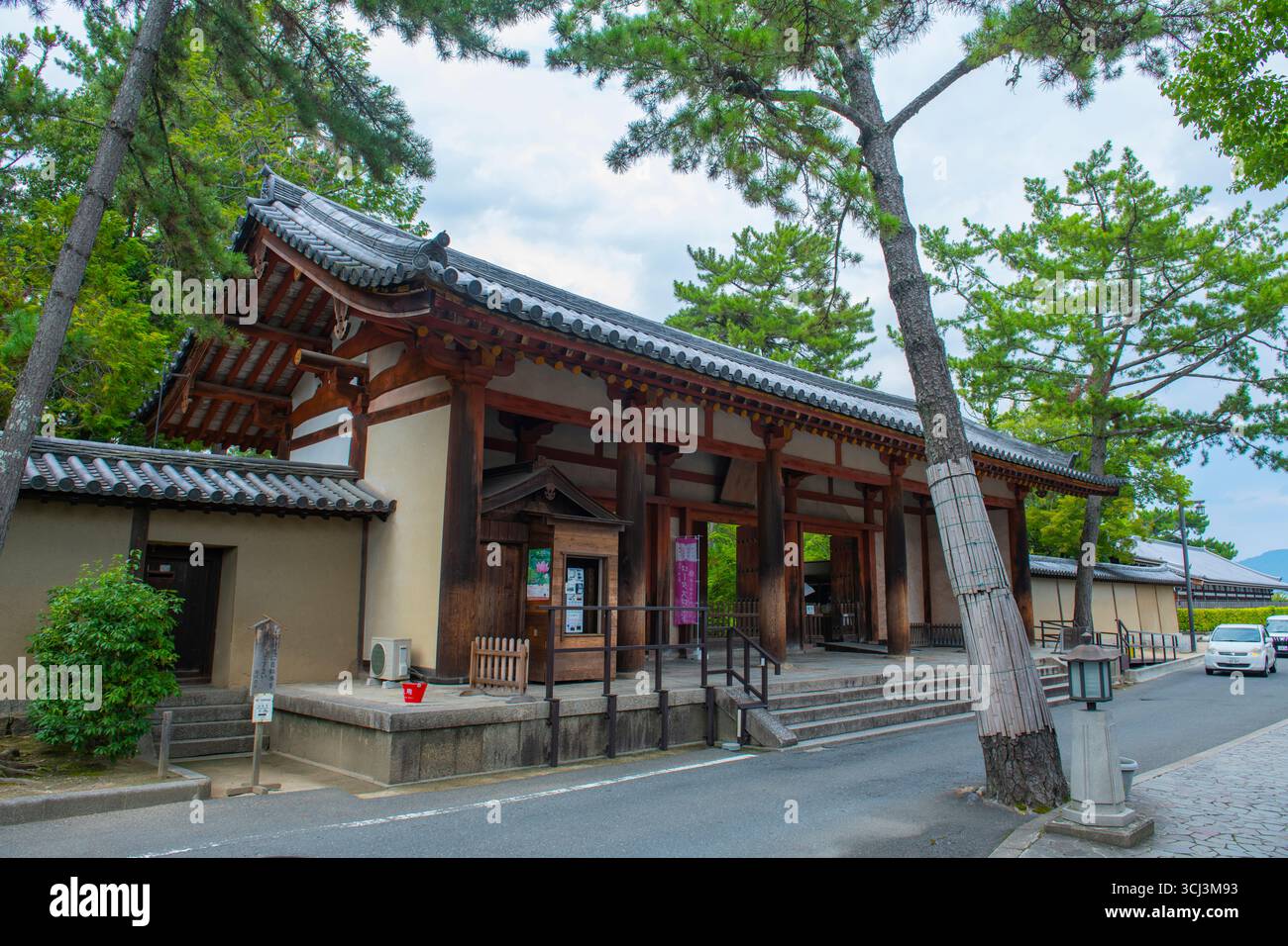 Grande porta Sud (Namdaimon) del Tempio Toshodai Ji. Questo tempio è un tempio buddista Risshu (Ritsu) nella storica città di Nara, in Giappone. Questo tempio belon Foto Stock
