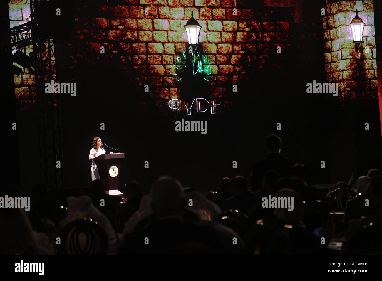 Il presidente siriano Ahmed al-Sharaa inaugura il Fondo di sviluppo per la ricostruzione siriana il presidente Ahmed al-Sharaa ha ufficialmente aperto il Fondo di sviluppo siriano alla Cittadella di Damasco, con una cerimonia a cui hanno aderito leader di governo e diplomatici internazionali. Damasco Siria Copyright: XMohammadxBashirxAldaherx Foto Stock