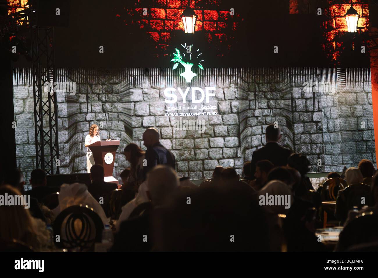 Il presidente siriano Ahmed al-Sharaa inaugura il Fondo di sviluppo per la ricostruzione siriana il presidente Ahmed al-Sharaa ha ufficialmente aperto il Fondo di sviluppo siriano alla Cittadella di Damasco, con una cerimonia a cui hanno aderito leader di governo e diplomatici internazionali. Damasco Siria Copyright: XMohammadxBashirxAldaherx Foto Stock