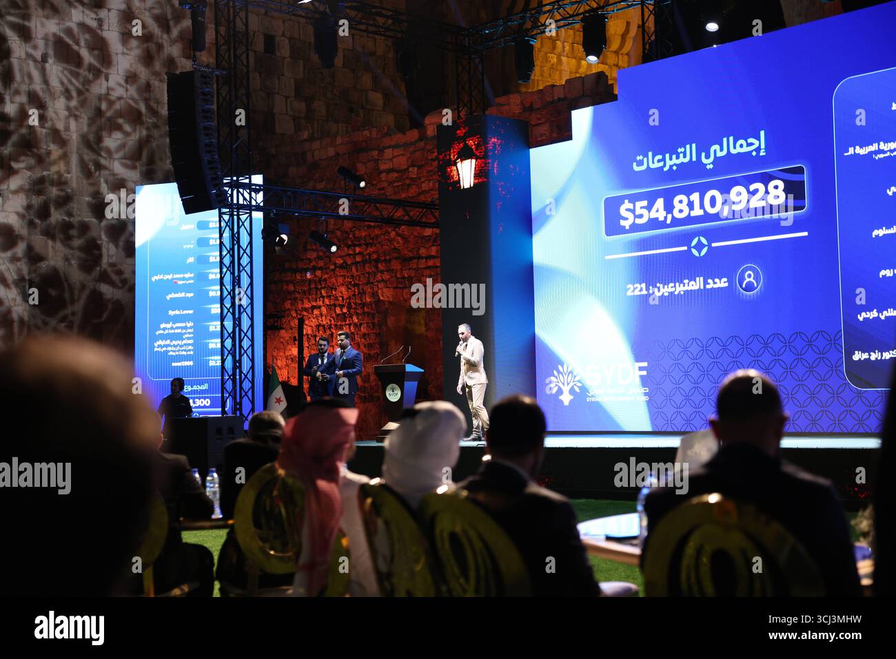 Il presidente siriano Ahmed al-Sharaa inaugura il Fondo di sviluppo per la ricostruzione siriana il presidente Ahmed al-Sharaa ha ufficialmente aperto il Fondo di sviluppo siriano alla Cittadella di Damasco, con una cerimonia a cui hanno aderito leader di governo e diplomatici internazionali. Damasco Siria Copyright: XMohammadxBashirxAldaherx Foto Stock