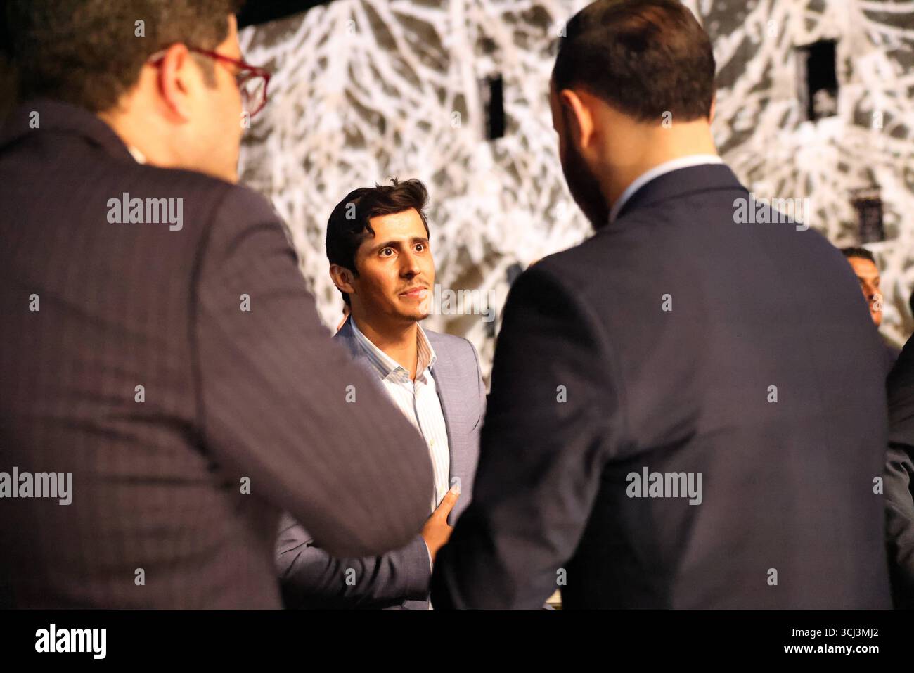 Il presidente siriano Ahmed al-Sharaa inaugura il Fondo di sviluppo per la ricostruzione siriana il presidente Ahmed al-Sharaa ha ufficialmente aperto il Fondo di sviluppo siriano alla Cittadella di Damasco, con una cerimonia a cui hanno aderito leader di governo e diplomatici internazionali. Damasco Siria Copyright: XMohammadxBashirxAldaherx Foto Stock