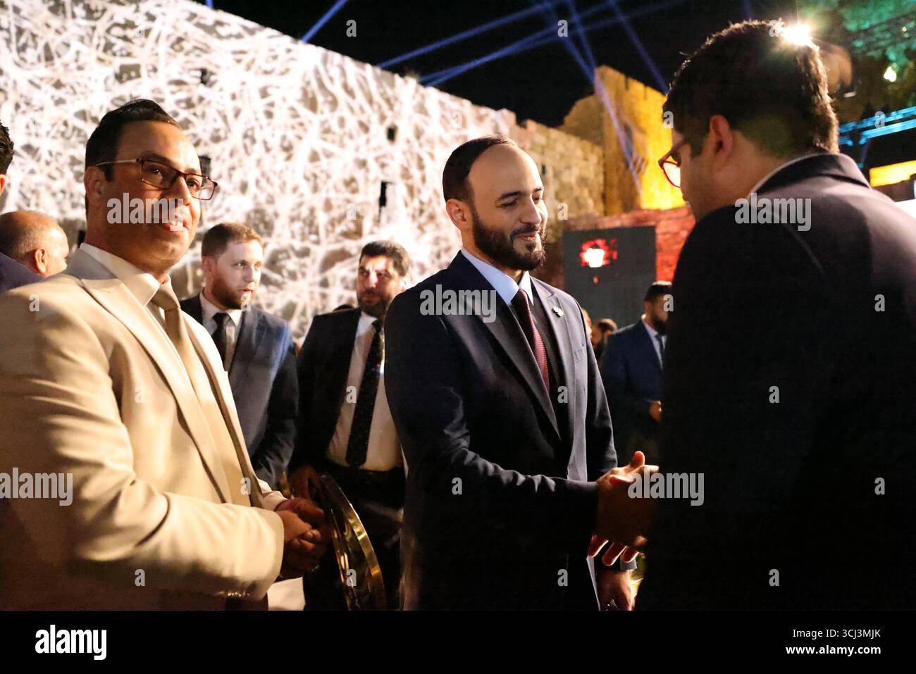 Il presidente siriano Ahmed al-Sharaa inaugura il Fondo di sviluppo per la ricostruzione siriana il presidente Ahmed al-Sharaa ha ufficialmente aperto il Fondo di sviluppo siriano alla Cittadella di Damasco, con una cerimonia a cui hanno aderito leader di governo e diplomatici internazionali. Damasco Siria Copyright: XMohammadxBashirxAldaherx Foto Stock