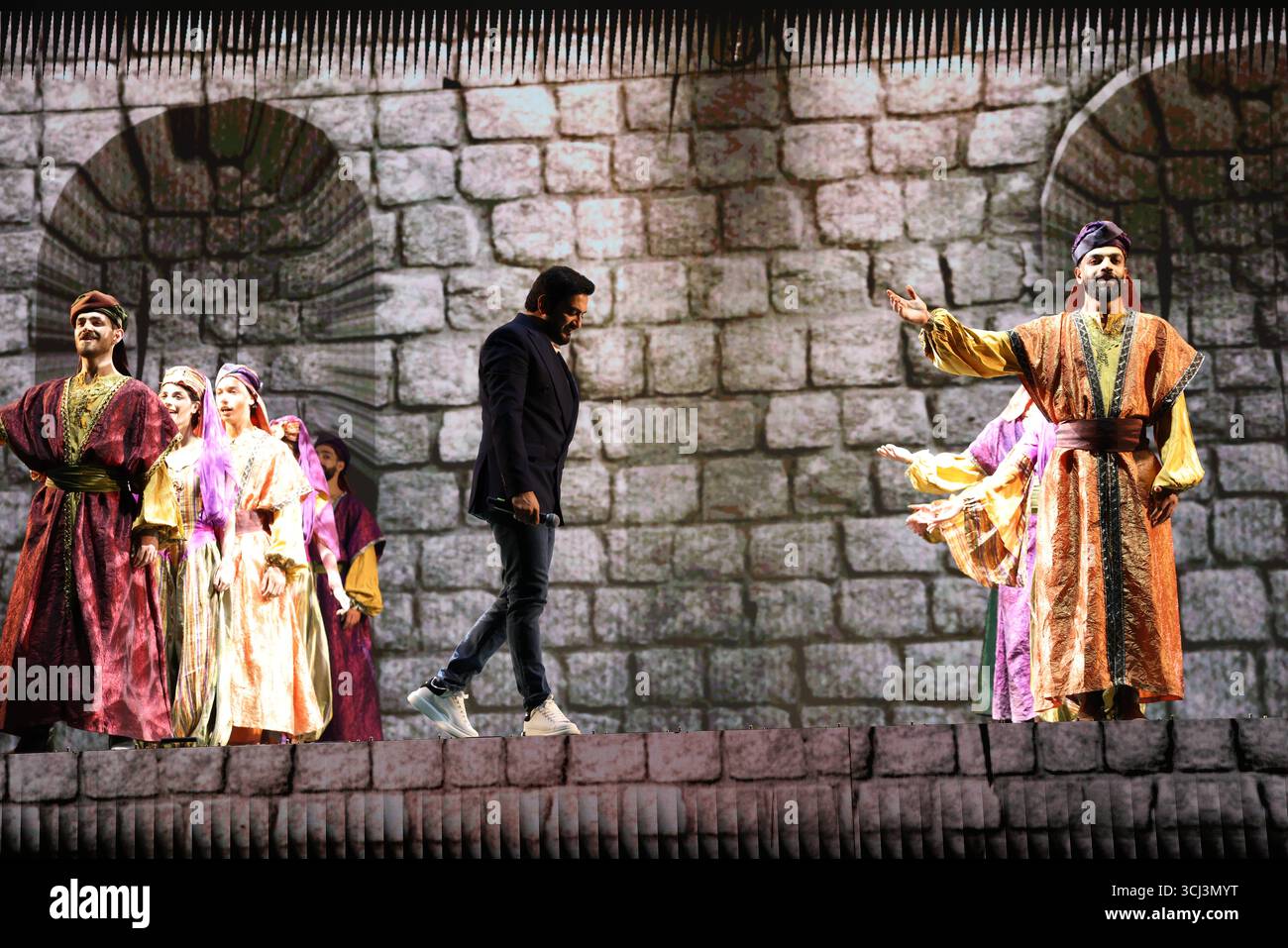 Il presidente siriano Ahmed al-Sharaa inaugura il Fondo di sviluppo per la ricostruzione siriana l'inaugurazione del Fondo di sviluppo siriano alla Cittadella di Damasco ha caratterizzato spettacoli di luci e atti scenici, con il presidente Ahmed al-Sharaa, funzionari di stato e ambasciatori internazionali che hanno evidenziato il percorso siriano verso la ricostruzione. Damasco Siria Copyright: XMohammadxBashirxAldaherx Foto Stock