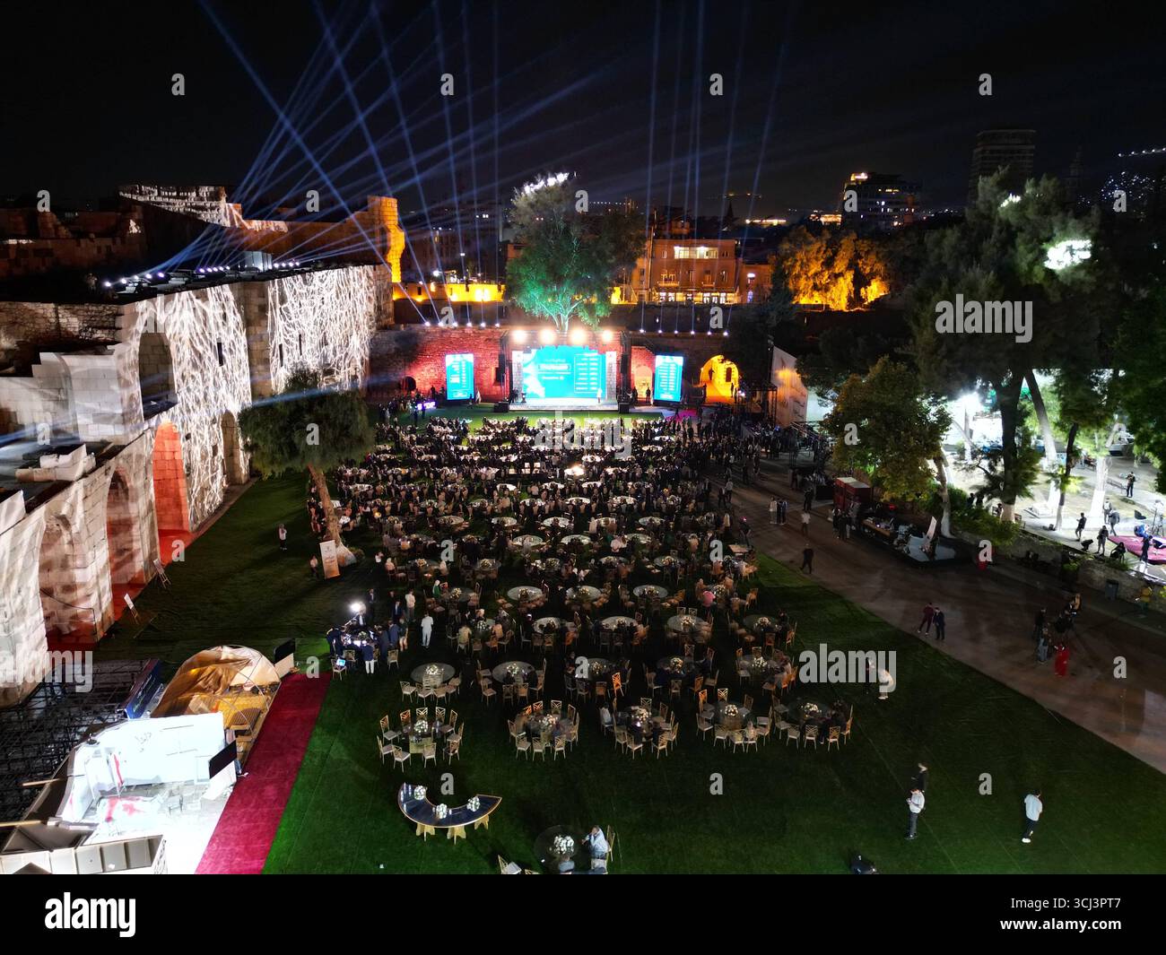 Il presidente siriano Ahmed al-Sharaa inaugura il Fondo di sviluppo per la ricostruzione siriana il presidente Ahmed al-Sharaa ha ufficialmente aperto il Fondo di sviluppo siriano alla Cittadella di Damasco, con una cerimonia a cui hanno aderito leader di governo e diplomatici internazionali. Damasco Siria Copyright: XMohammadxBashirxAldaherx Foto Stock
