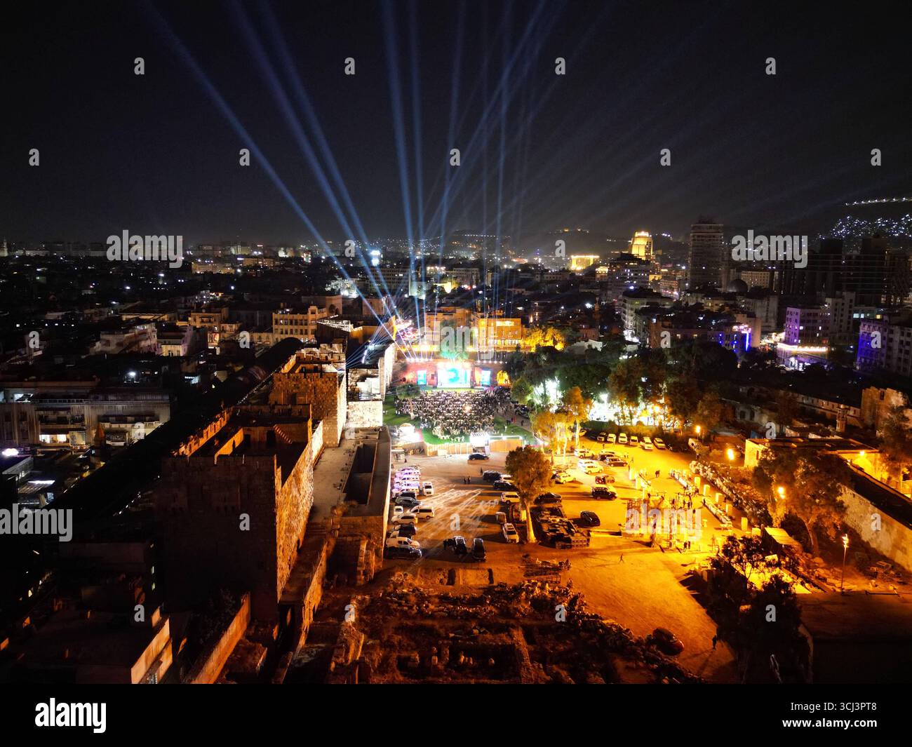 Il presidente siriano Ahmed al-Sharaa inaugura il Fondo di sviluppo per la ricostruzione siriana il presidente Ahmed al-Sharaa ha ufficialmente aperto il Fondo di sviluppo siriano alla Cittadella di Damasco, con una cerimonia a cui hanno aderito leader di governo e diplomatici internazionali. Damasco Siria Copyright: XMohammadxBashirxAldaherx Foto Stock