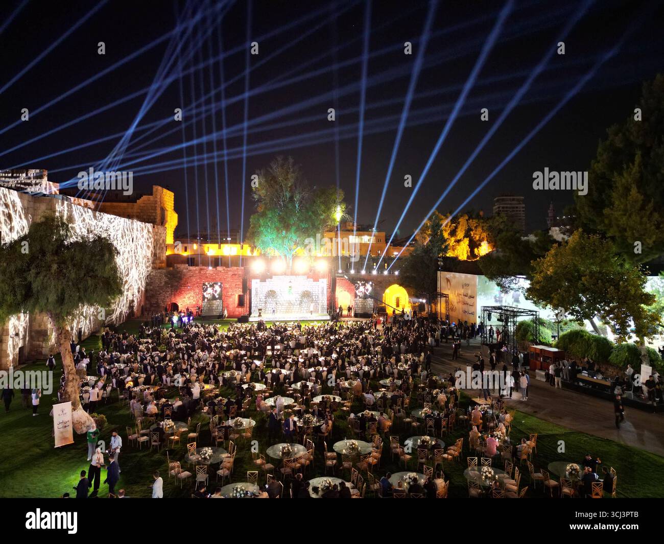 Il presidente siriano Ahmed al-Sharaa inaugura il Fondo di sviluppo per la ricostruzione siriana il presidente Ahmed al-Sharaa ha ufficialmente aperto il Fondo di sviluppo siriano alla Cittadella di Damasco, con una cerimonia a cui hanno aderito leader di governo e diplomatici internazionali. Damasco Siria Copyright: XMohammadxBashirxAldaherx Foto Stock