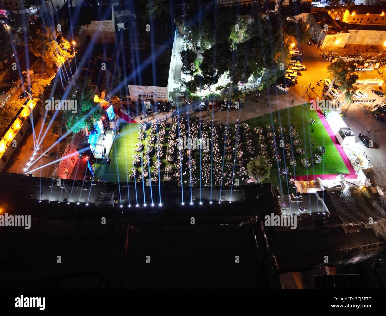 Il presidente siriano Ahmed al-Sharaa inaugura il Fondo di sviluppo per la ricostruzione siriana il presidente Ahmed al-Sharaa ha ufficialmente aperto il Fondo di sviluppo siriano alla Cittadella di Damasco, con una cerimonia a cui hanno aderito leader di governo e diplomatici internazionali. Damasco Siria Copyright: XMohammadxBashirxAldaherx Foto Stock