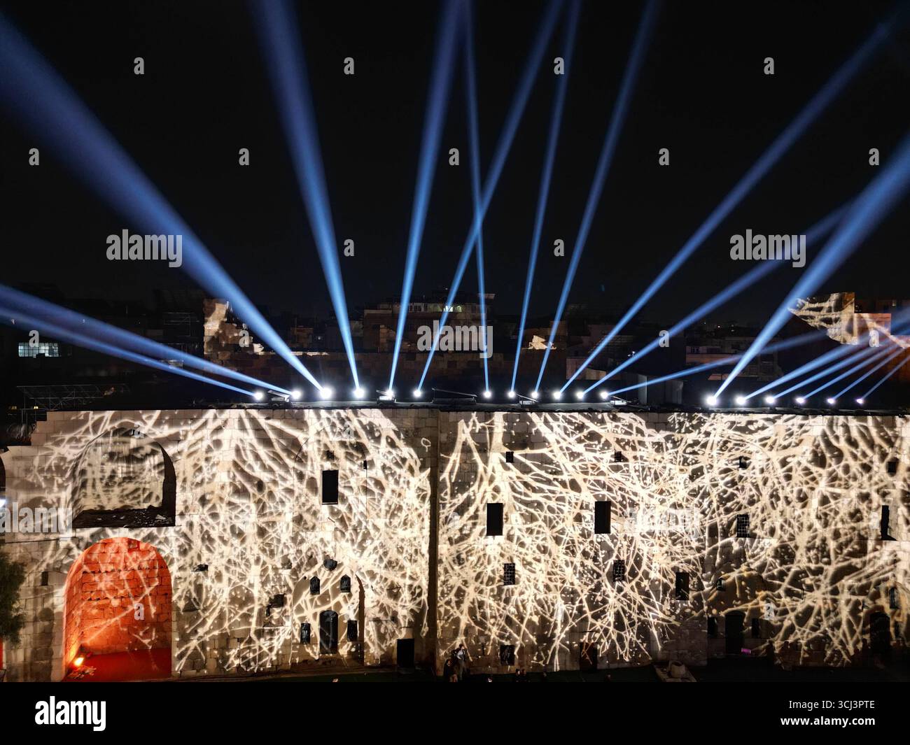 Il presidente siriano Ahmed al-Sharaa inaugura il Fondo di sviluppo per la ricostruzione siriana il presidente Ahmed al-Sharaa ha ufficialmente aperto il Fondo di sviluppo siriano alla Cittadella di Damasco, con una cerimonia a cui hanno aderito leader di governo e diplomatici internazionali. Damasco Siria Copyright: XMohammadxBashirxAldaherx Foto Stock