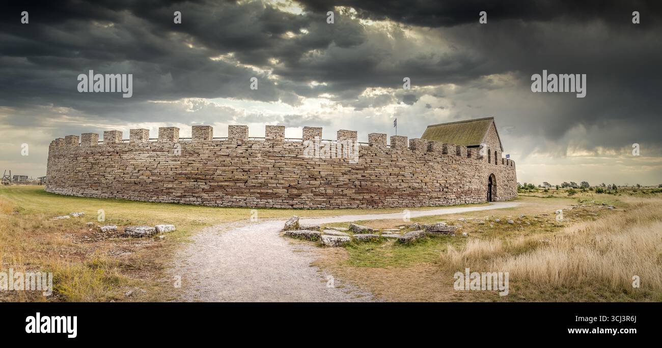 Le mura di pietra di Eketorp: Uno sguardo sulla vita fortificata preistorica sul Mar Baltico Foto Stock