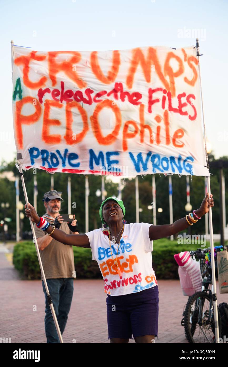 Un manifestante che chiede il rilascio dei file Epstein a Columbus Plaza di fronte alla Union Station a Washington DC. Foto Stock