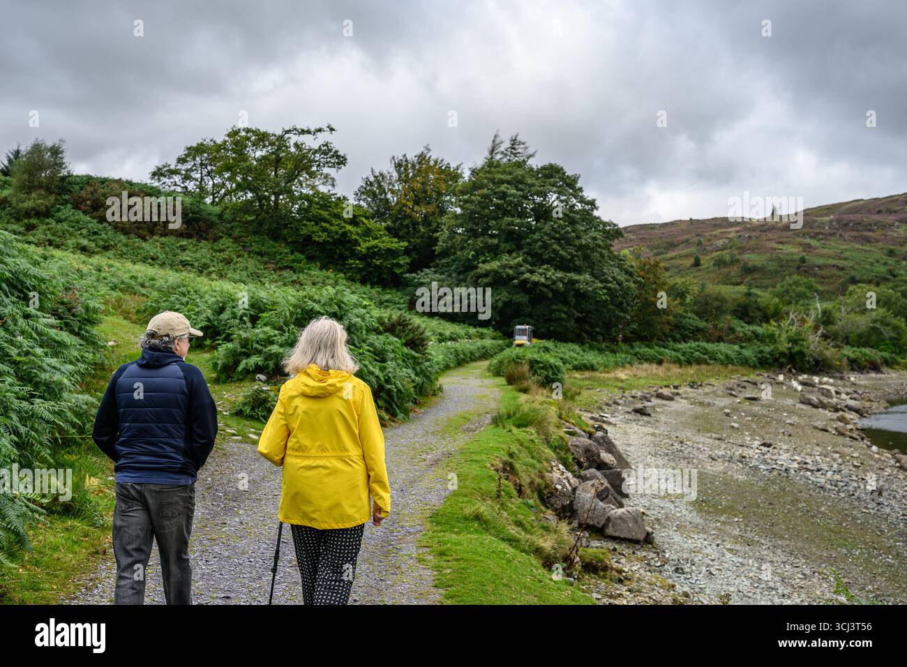 Passeggiata turistica su un sentiero nel Parco Nazionale di Eryri (Snowdonia) - Galles, Regno Unito Foto Stock