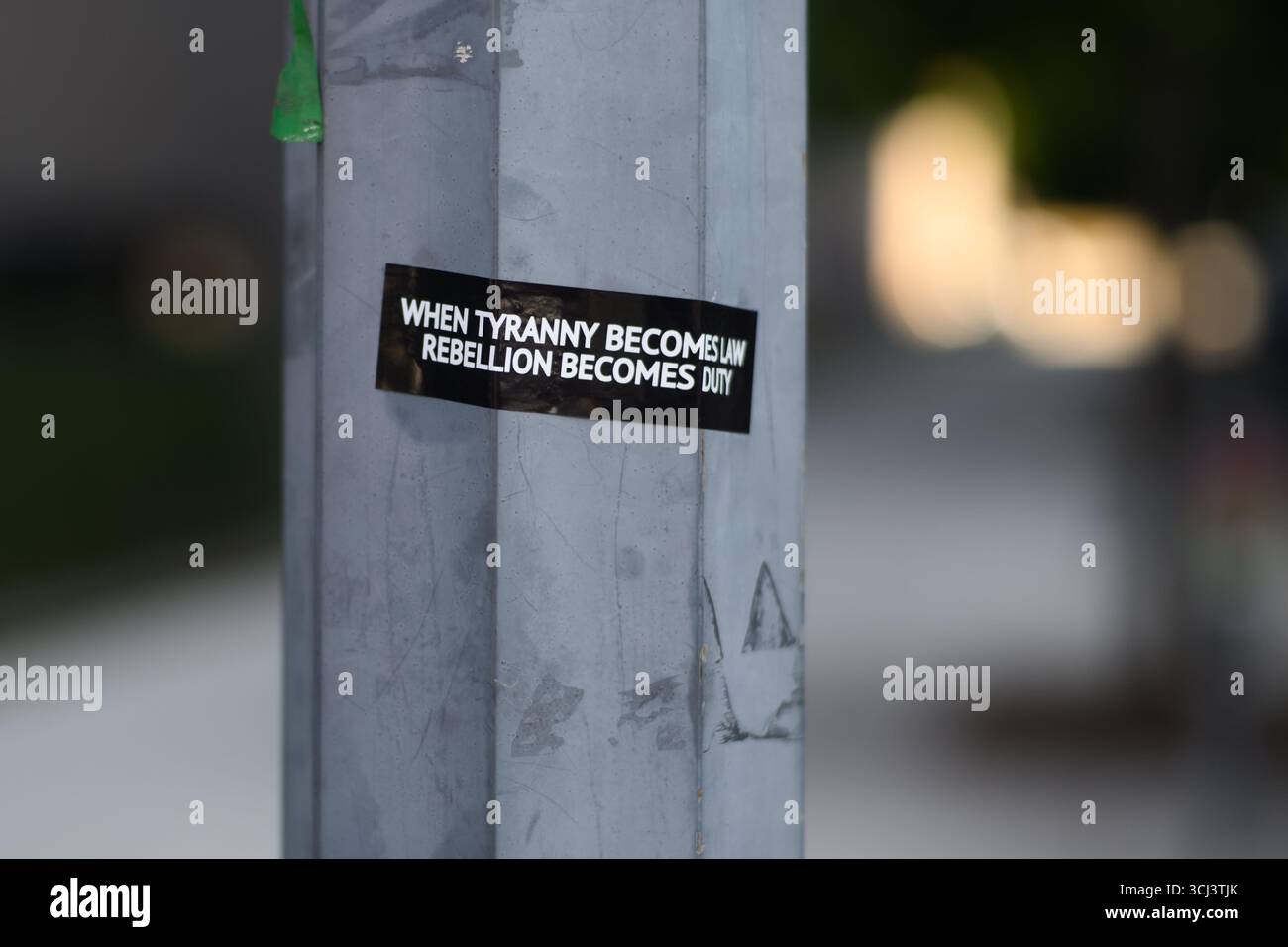 Un adesivo con la scritta "quando la tirannia diventa legge, la ribellione diventa dovere" a Washington DC. Foto Stock