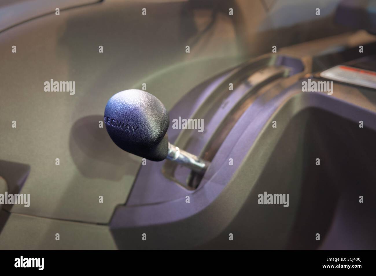 BELGRADO, SERBIA - 15 MARZO 2025: La macro di una leva del cambio Segway nera a Belgrado mostra il marchio in rilievo, l'aderenza testurizzata e la pista di selezione curva. Foto Stock