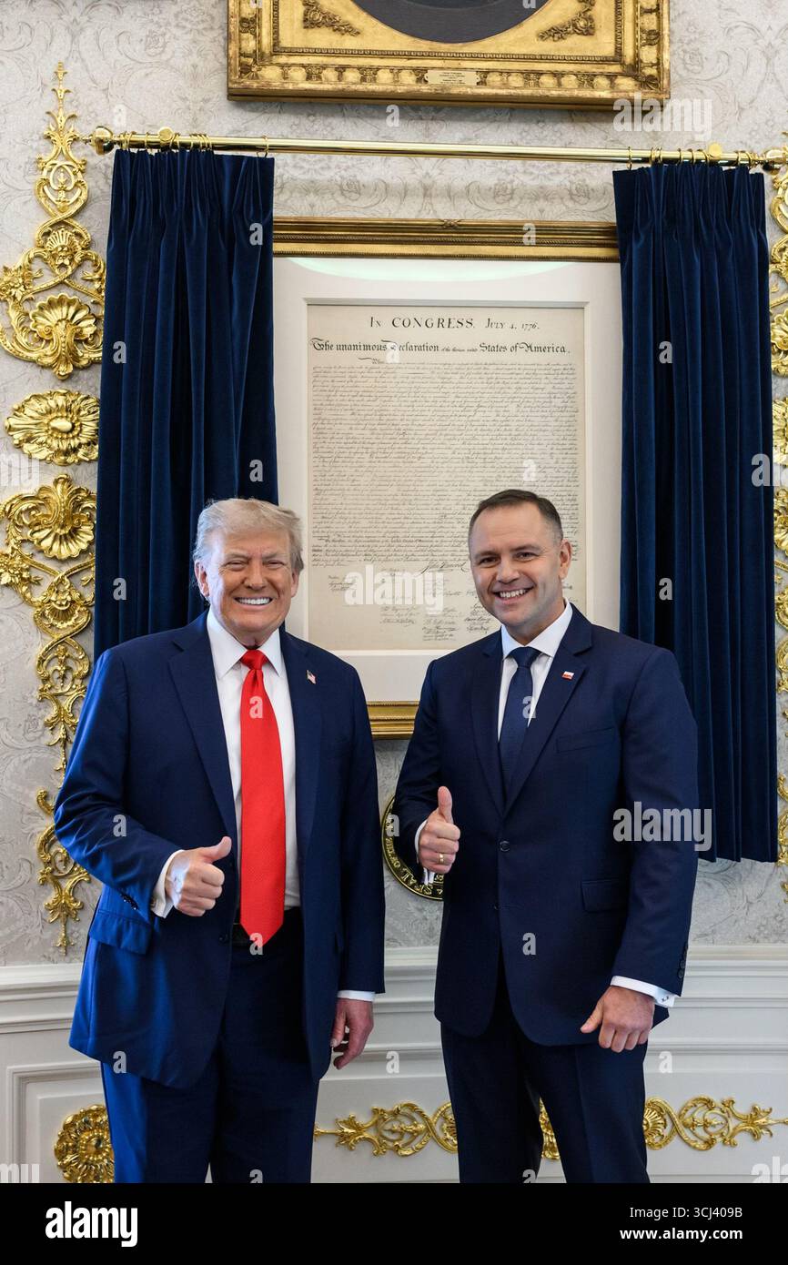 Il presidente Donald J. Trump e il presidente polacco Karol Nawrocki si pongono con i pollici davanti alla dichiarazione di indipendenza alla Casa Bianca di Washington, D.C. 3 settembre 2025. Per gentile concessione della Casa Bianca. Foto Stock
