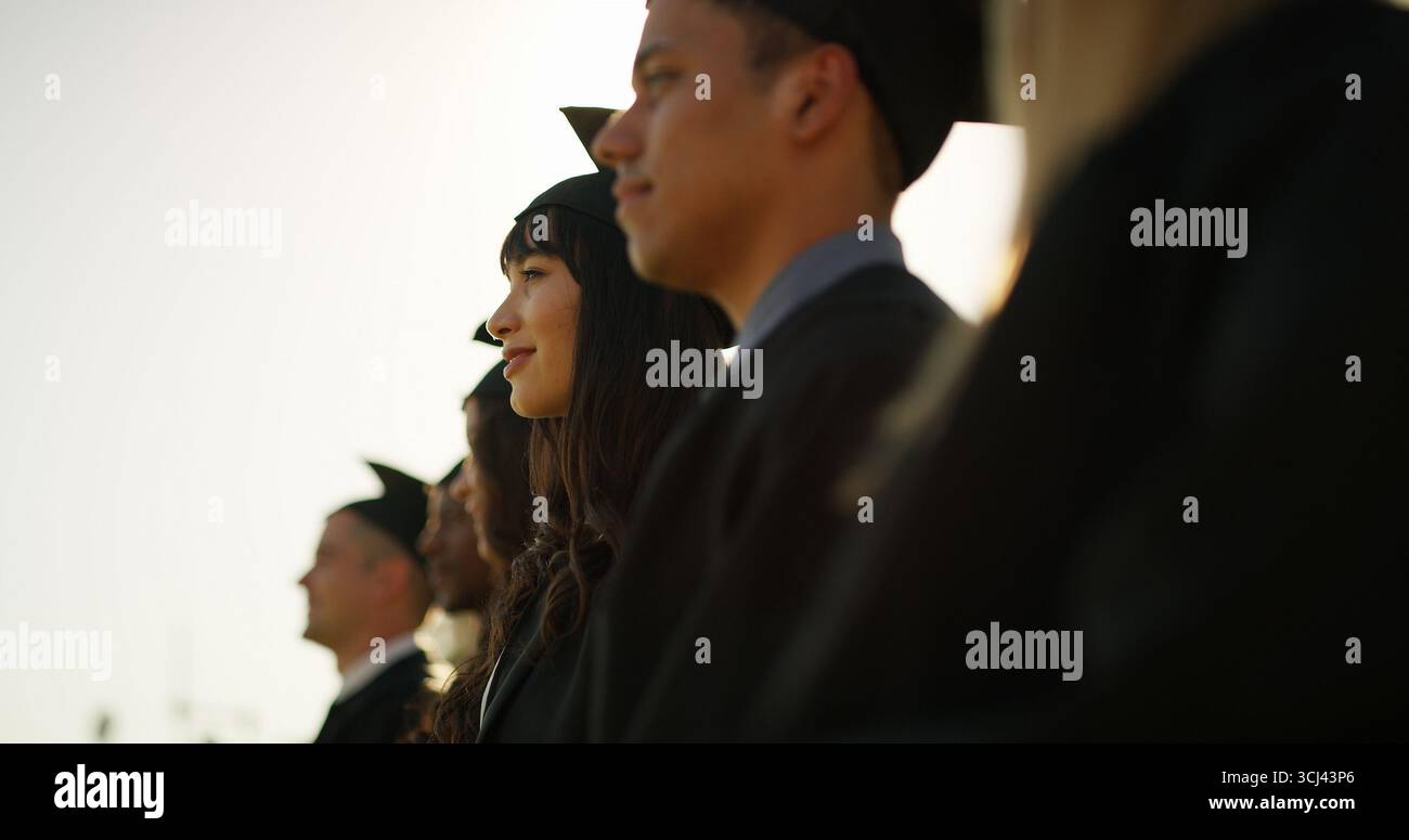 Profilo, gruppo e studenti con cappelli, cerimonia o celebrazione di traguardi o risultati accademici. Università, successo e persone con vesti per Foto Stock