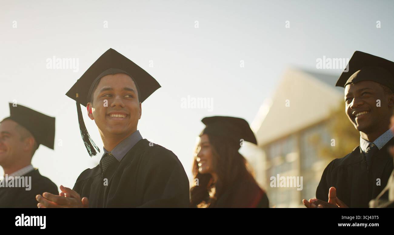 College, studenti e applausi per i voti, la cerimonia o la celebrazione del traguardo o del successo accademico. Università, risultati e persone con vesti per Foto Stock
