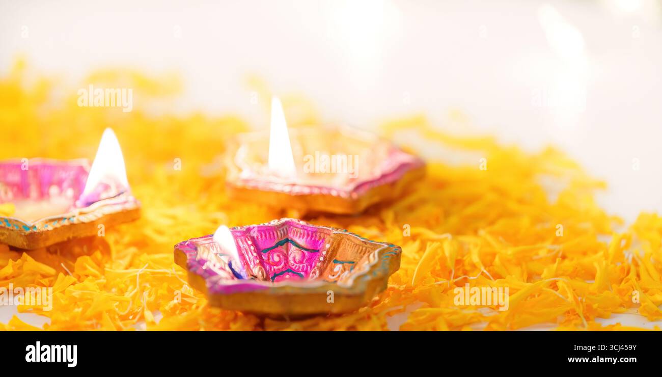 Festival Diwali. Lampade a olio vibranti che illuminano i petali di calendula. Foto Stock