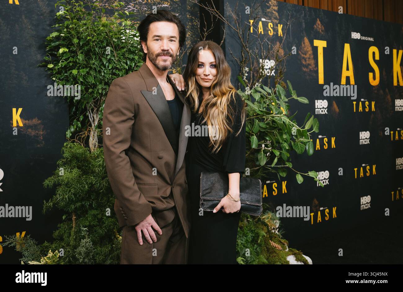 4 settembre 2025, New York, New York, Stati Uniti: Tom Pelphrey e Kaley Cuoco partecipano alla serie HBO Max 'Task'. Si tiene al Perelman Performing Arts Center di New York. Dinara Khairova/Photo Image Press/Zuma Press 4 settembre 2025. (Credit Image: © Photo Image Press via ZUMA Press Wire) SOLO PER USO EDITORIALE! Non per USO commerciale! Foto Stock