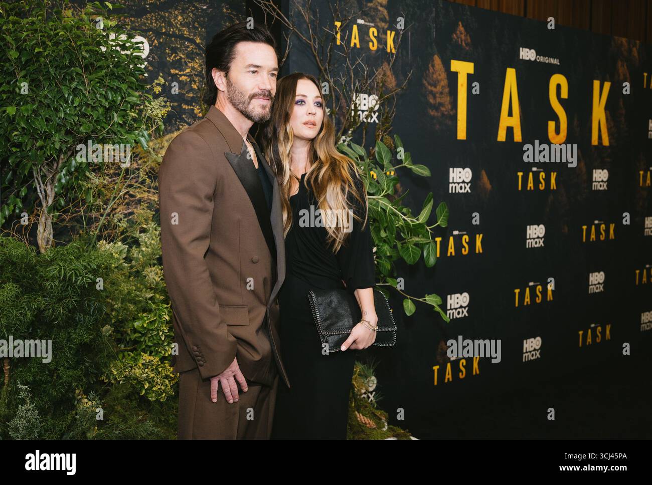4 settembre 2025, New York, New York, Stati Uniti: Tom Pelphrey e Kaley Cuoco partecipano alla serie HBO Max 'Task'. Si tiene al Perelman Performing Arts Center di New York. Dinara Khairova/Photo Image Press/Zuma Press 4 settembre 2025. (Credit Image: © Photo Image Press via ZUMA Press Wire) SOLO PER USO EDITORIALE! Non per USO commerciale! Foto Stock