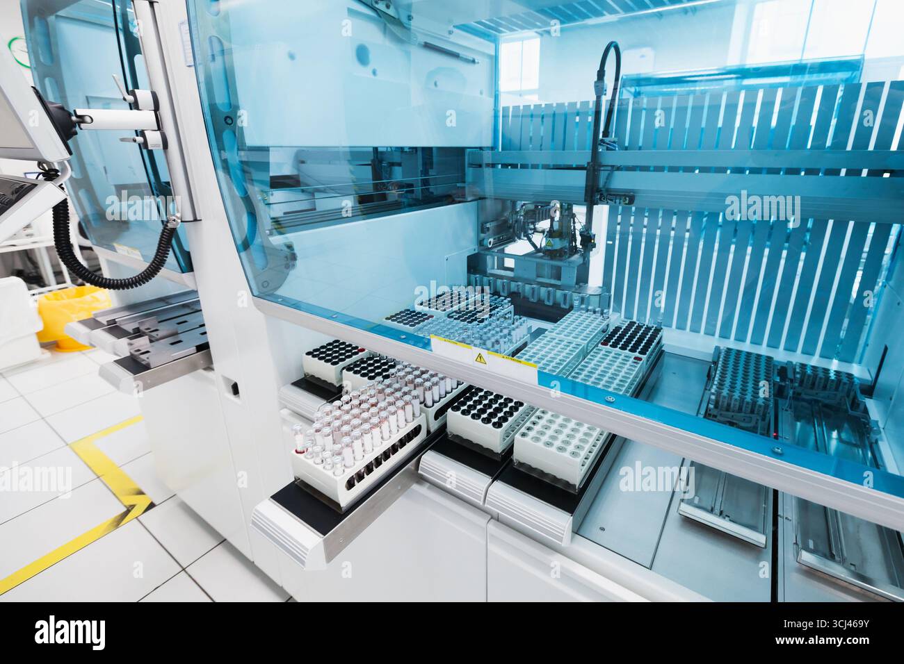 Sistema pre-analitico di campionamento del sangue. Apparecchiature completamente automatizzate per laboratori clinici e banche del sangue Foto Stock