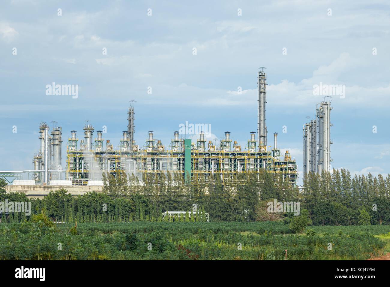 Impianto di raffineria di petrolio con parco di alberi verdi per l'industria verde, energia sostenibile Eco Power, basse emissioni di carbonio ecologiche. Foto Stock