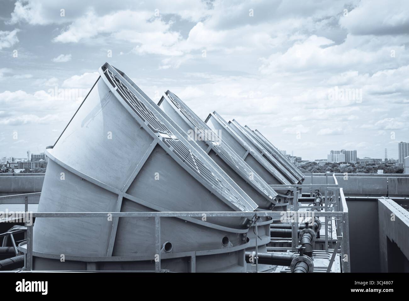 Sistema HVAC industriale, torre di raffreddamento, ventola acqua impianto di climatizzazione industriale, cofano condotto aria di ventilazione sul tetto dell'edificio. Foto Stock