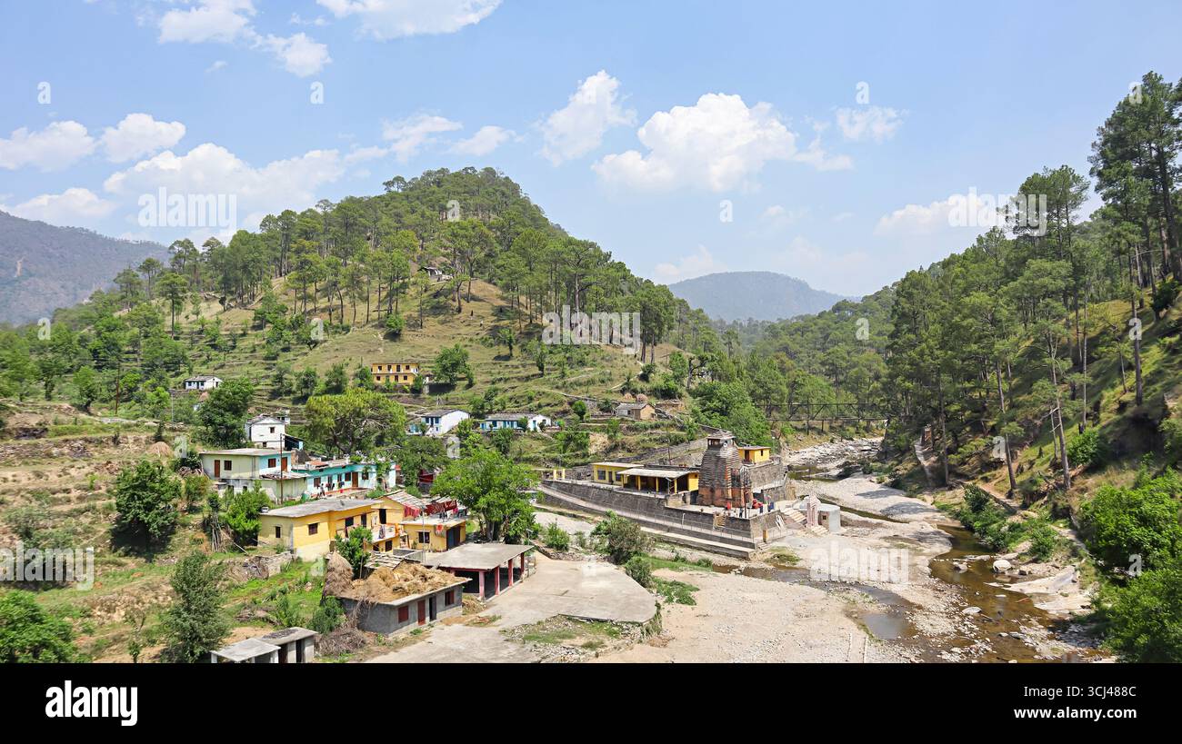 Paesaggi mozzafiato della valle del fiume Kalpeshwar con il tempio Kapileshwar Mahadev, a Kapileshwar, Uttarakhand, India. Foto Stock