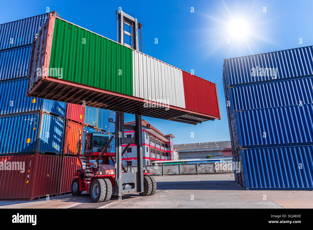 Container prodotti, spedizione merci con bandiera italiana per attività di importazione e esportazione dal paese Italia Foto Stock