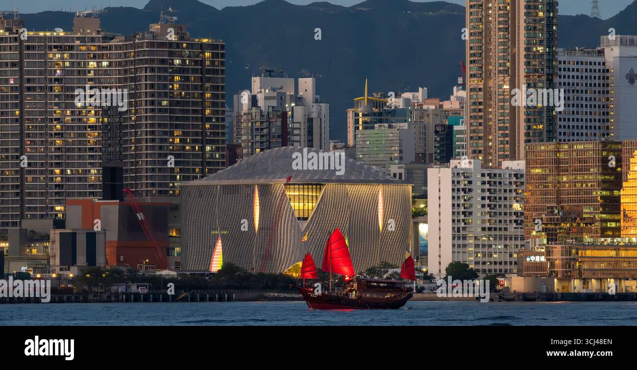 Red salpò per la spazzatura passando davanti allo Xiqu Centre, un luogo di arte di livello mondiale per l'opera xiqu o cinese, il West Kowloon Cultural District, Hong Kong, Cina. Foto Stock
