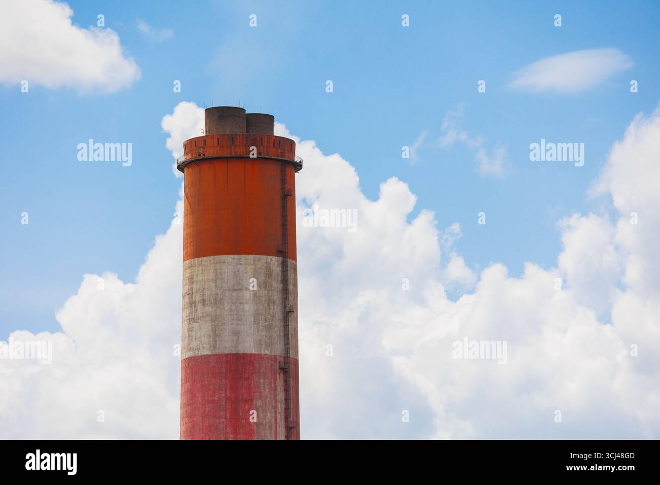 Camino ad alta fumosità basse emissioni di carbonio contro il cielo blu, zona Green Industry a risparmio ecologico industriale. Foto Stock