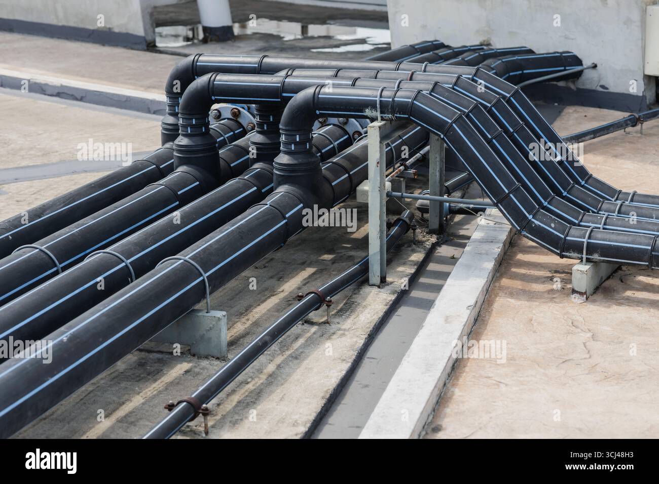 Tubo dell'acqua, raccordo tubo flessibile in gomma dell'acqua, sistema di trasporto per irrigazione industriale, edificio esterno con connettore per tubazioni in PVC. Foto Stock