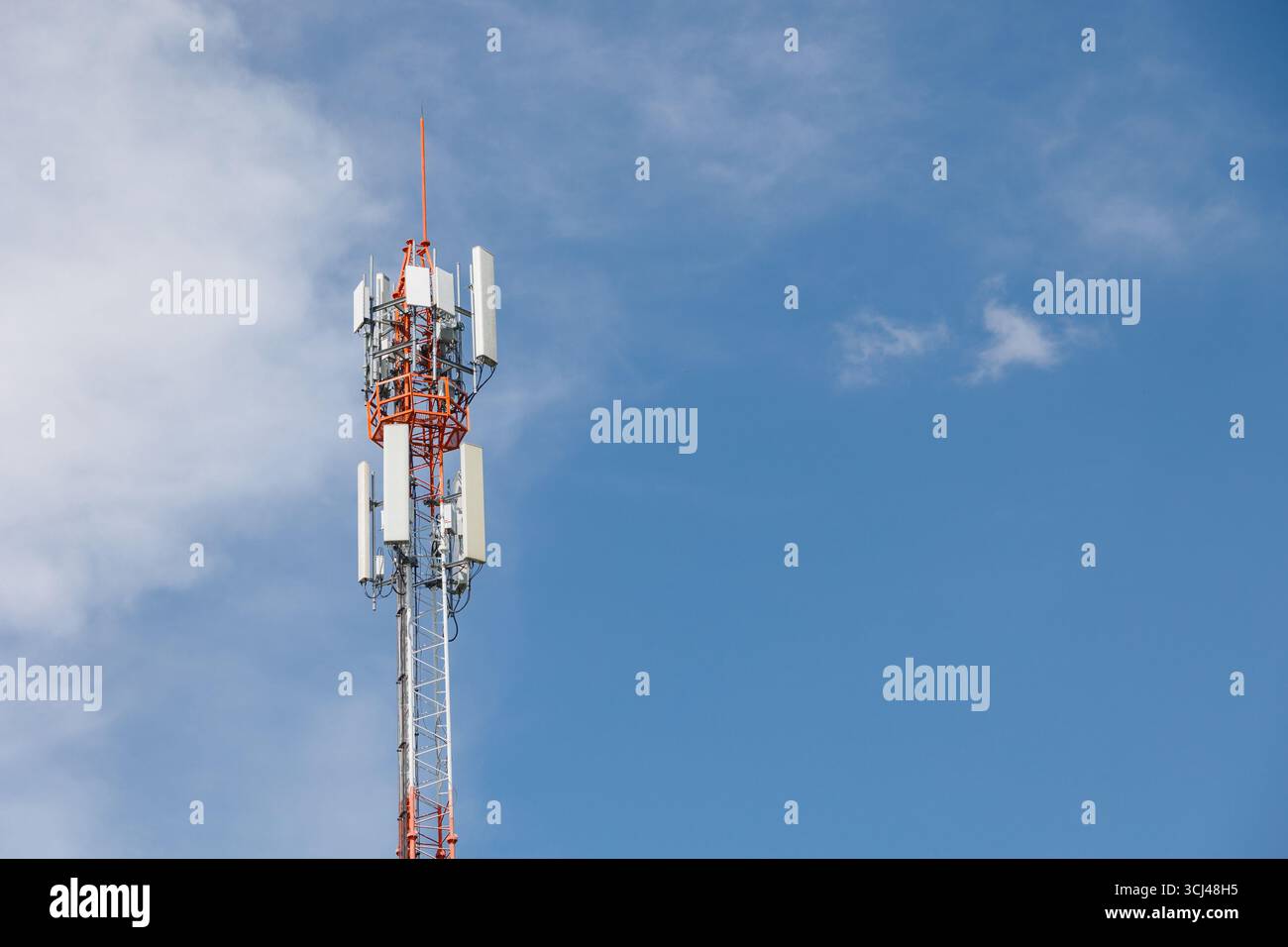 Torri di comunicazione sul cielo blu, reti 5G post. Sito della cella di rete. Torre con tecnologia di collegamento dati digitale Omni Direction Foto Stock