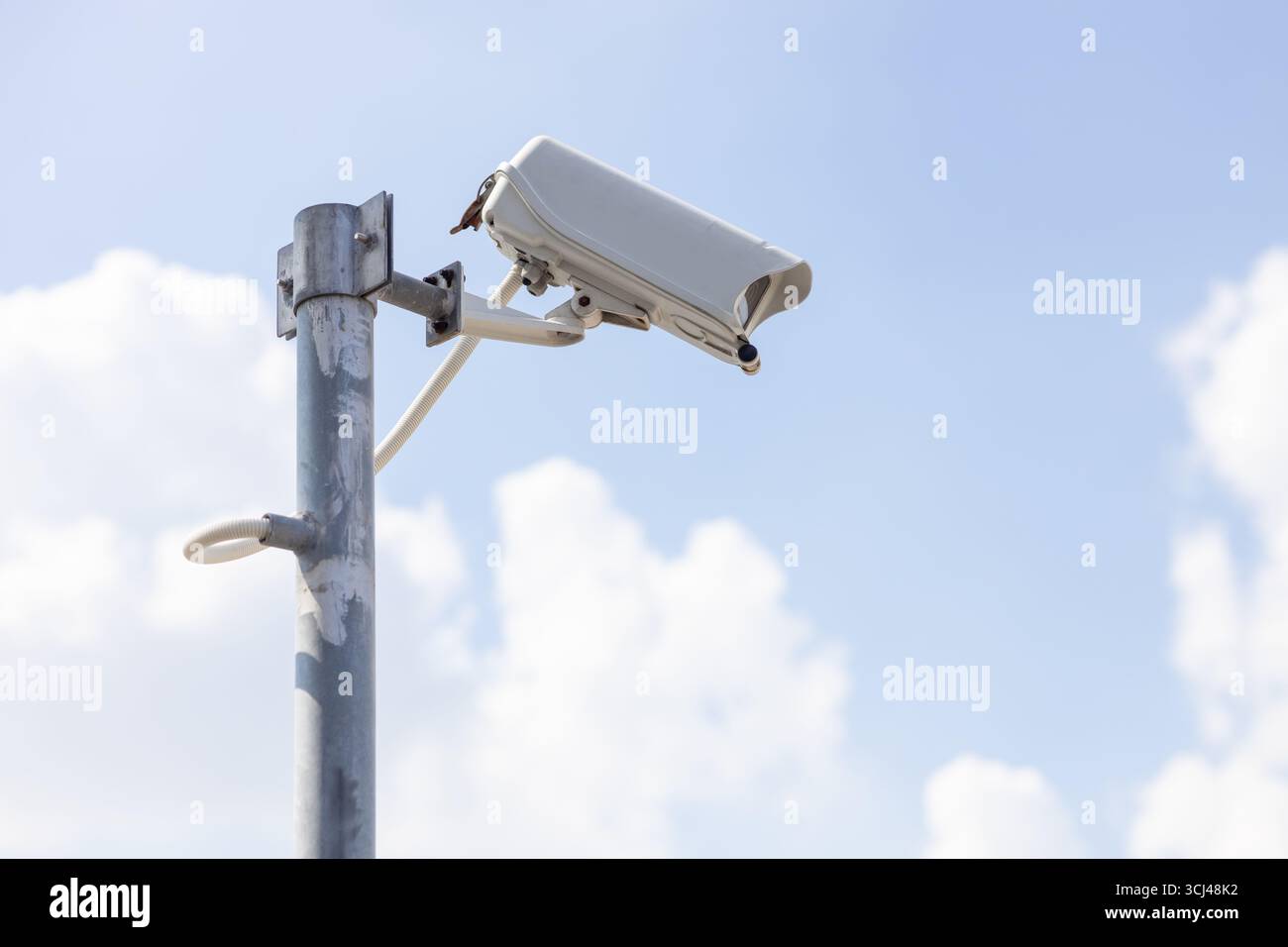 Telecamera esterna CCTV, guardia di sicurezza dell'edificio. telecamera di sorveglianza di sicurezza dell'area con sfondo blu Foto Stock