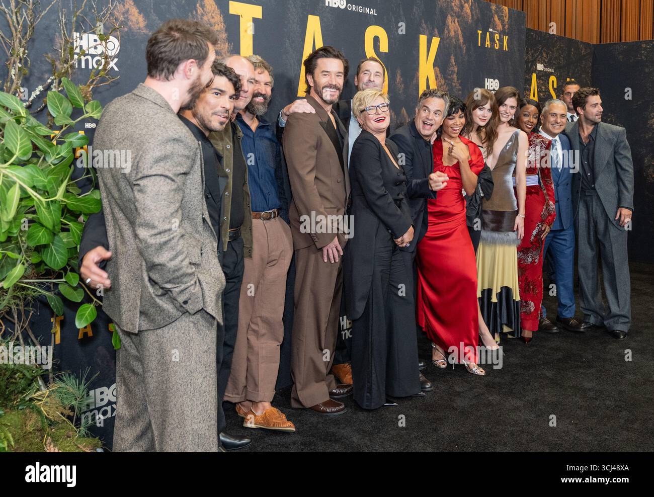 Il cast e la troupe partecipano alla prima della serie televisiva originale della HBO "Task" al Perelman Performing Arts Center di New York, New York, il 4 settembre 2025 Foto Stock