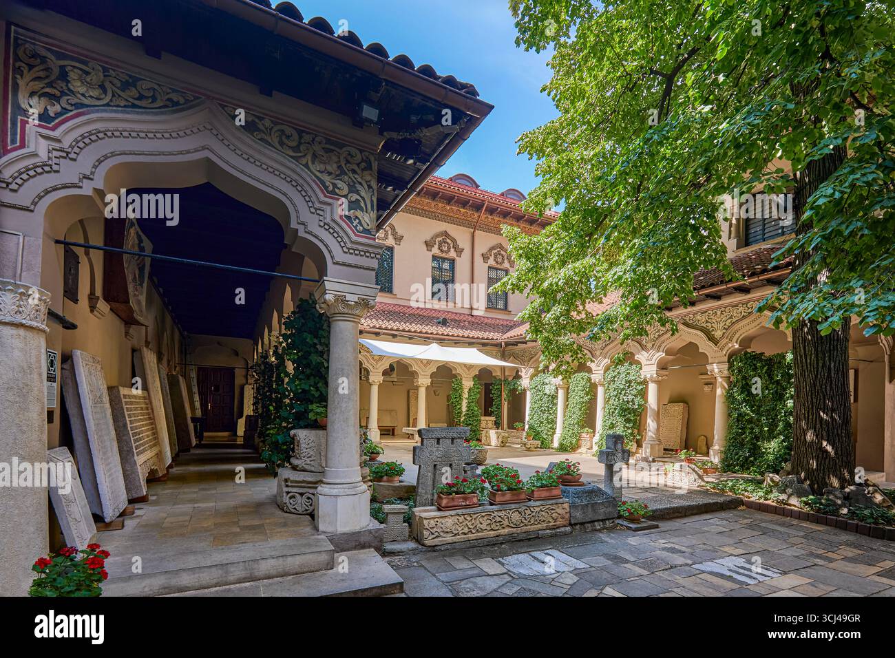 Cortile del Monastero di Stavropoleos, la chiesa è stata costruita nel 1724, la chiesa è un monastero ortodosso orientale, Bucarest, Romania, Europa Foto Stock