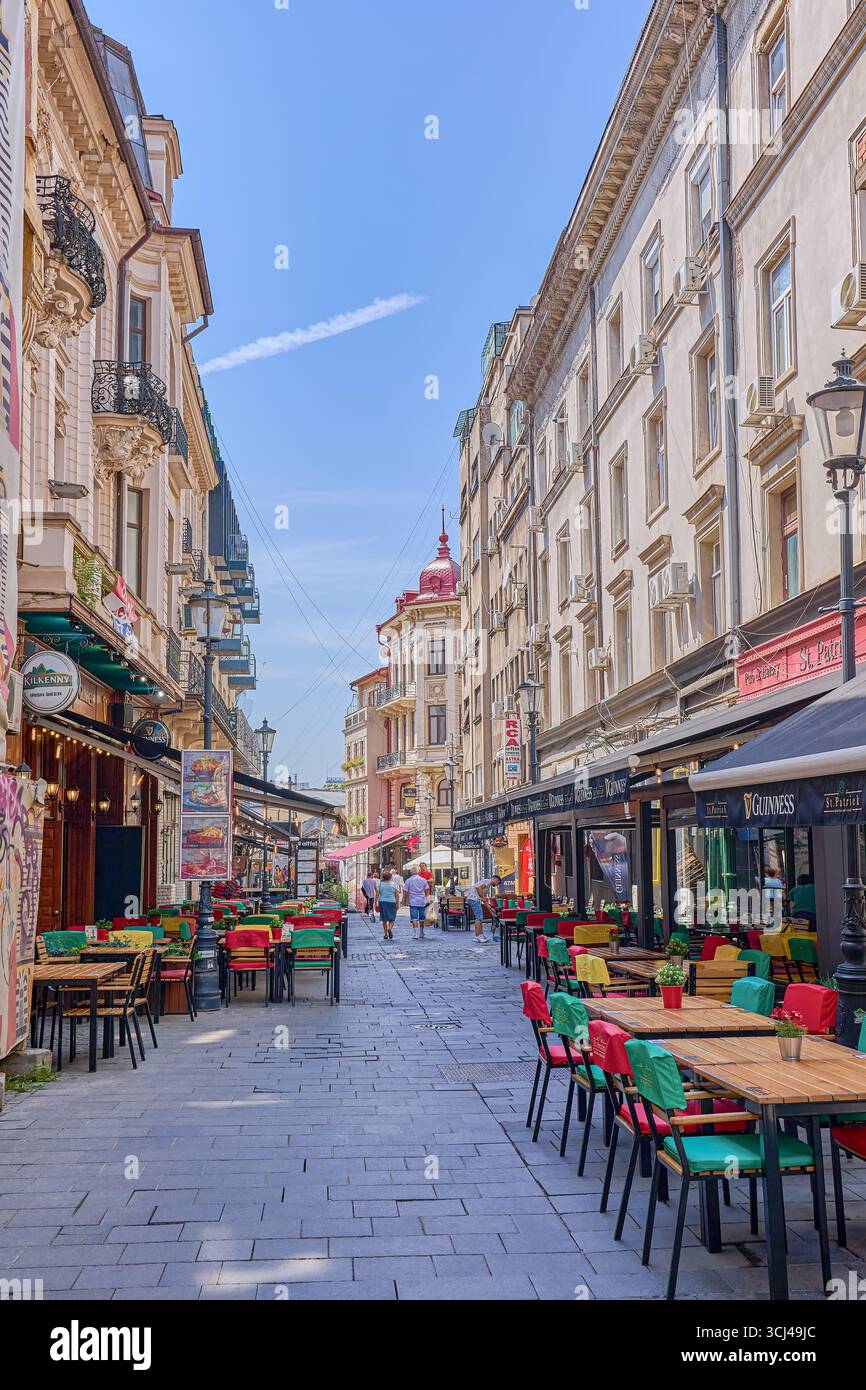 I caffè e i ristoranti di strada fiancheggiano le strade pedonali nel cuore del centro di Bucarest, Bucarest, Romania, Europa Foto Stock