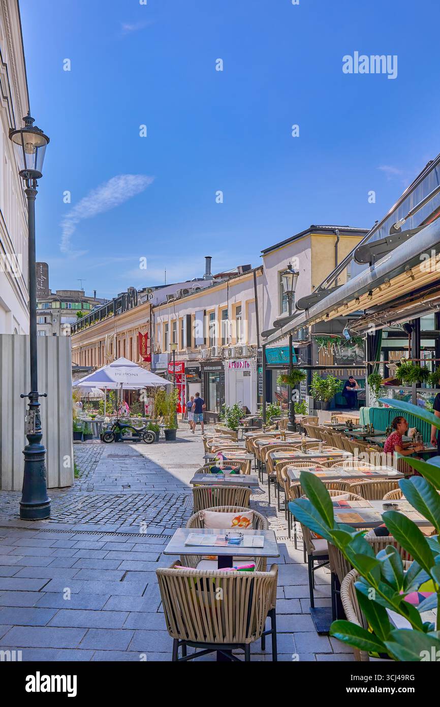 I caffè e i ristoranti di strada fiancheggiano le strade pedonali nel cuore del centro di Bucarest, Bucarest, Romania, Europa Foto Stock