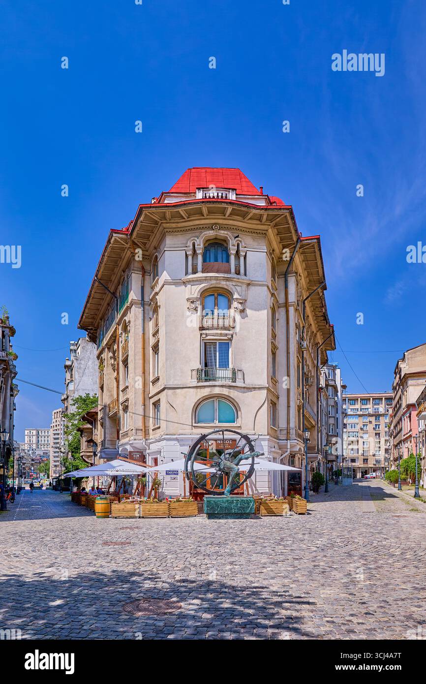 I caffè e i ristoranti di strada fiancheggiano le strade pedonali nel cuore del centro di Bucarest, Bucarest, Romania, Europa Foto Stock