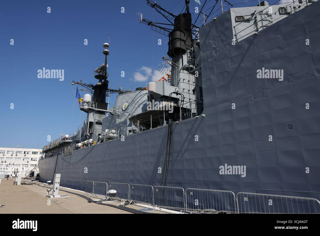 Constanta, Romania - 1 settembre 2025: Ancorata Regele Ferdinand (F221), fregata tipo 22 delle forze navali rumene. Foto Stock