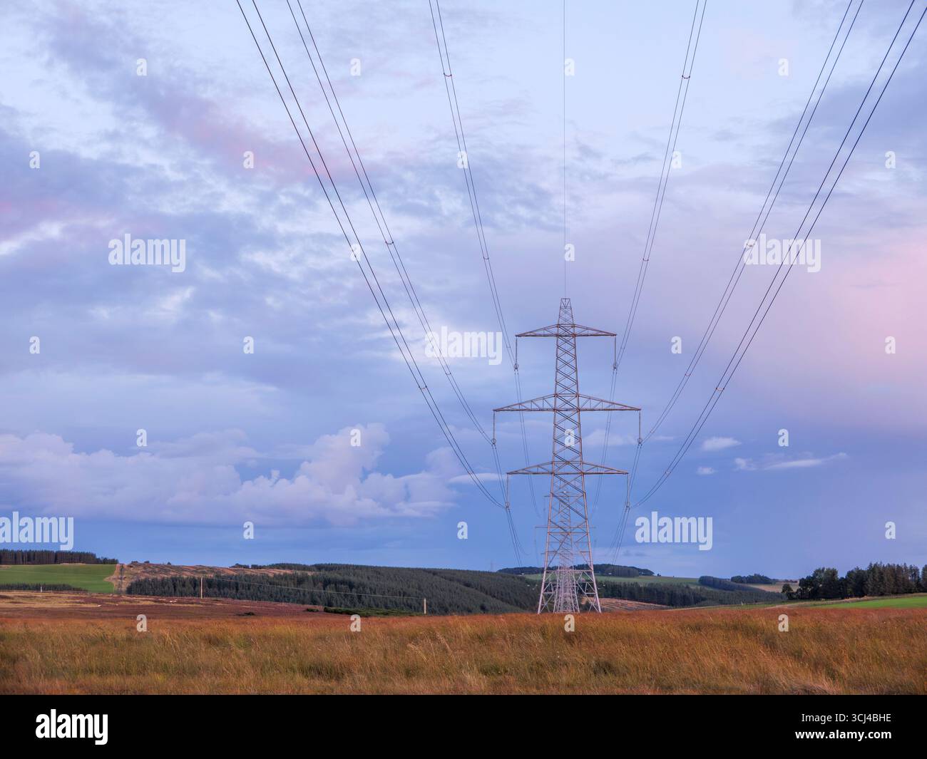 Lauder, Regno Unito. 4 settembre 2025. 4 settembre 2025 immagini d'archivio di tralicci elettrici al tramonto negli Scottish Borders. Credito PIC: phil wilkinson/Alamy Live News Foto Stock