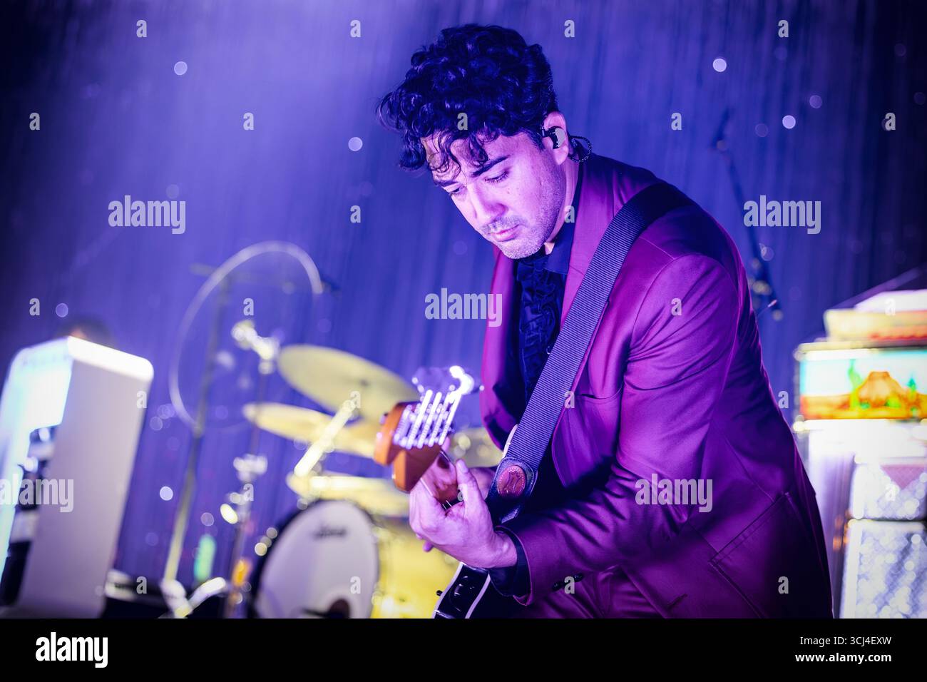 Oslo, Norvegia. 4 settembre 2025. La band americana Lord Huron esegue un concerto dal vivo al Sentrum Scene di Oslo. Qui il bassista Miguel Briseno è visto dal vivo sul palco. Credito: Gonzales Photo/Alamy Live News Foto Stock