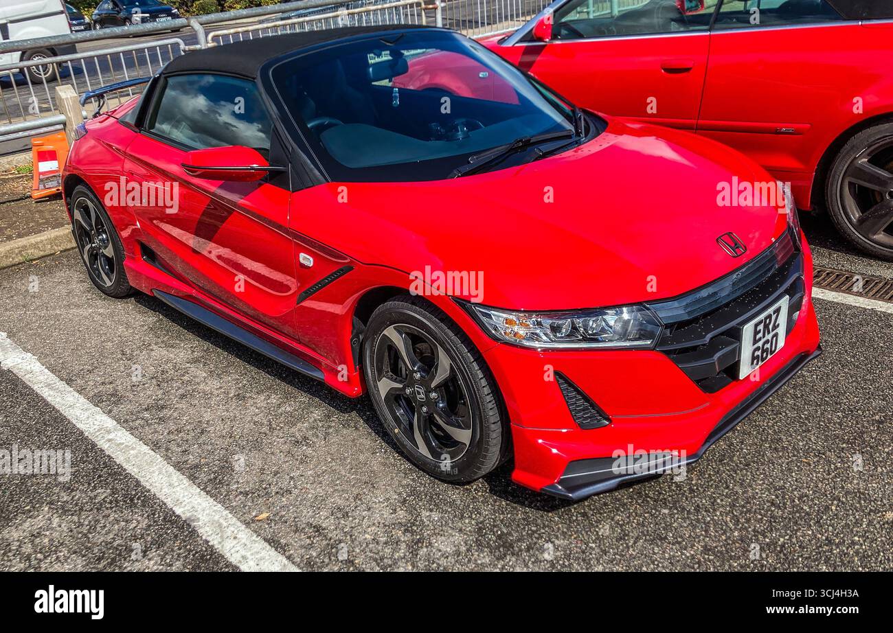 Vista frontale di tre quarti di un rosso, 2016, Honda S660, nel parcheggio Sainsburys, Bell Green, Sydenham, - Immagine stock catturata con smartphone