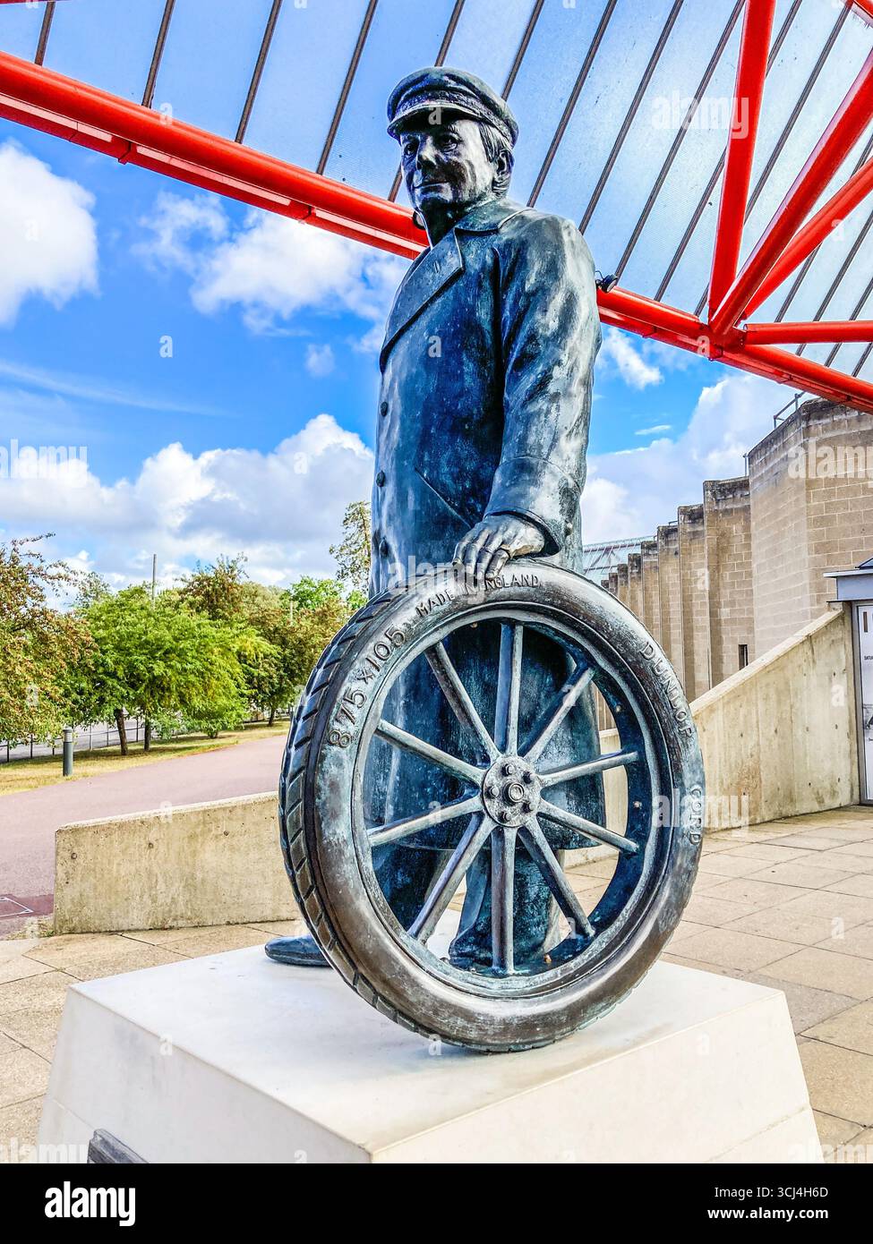 Statua commemorativa di Edward Montagu - III barone Montagu di Beaulieu - all'ingresso del National Motor Museum, Beaulieu, New Forest, Hampshire, Regno Unito Foto Stock