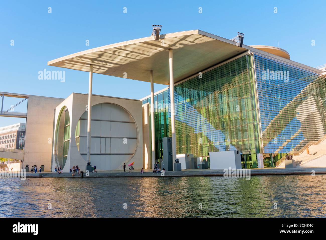 Berlino, Germania - 16 agosto 2025: Architettura moderna di Marie-Elisabeth-Lüders-Haus lungo un tranquillo corso d'acqua a Berlino, Germania. Foto Stock