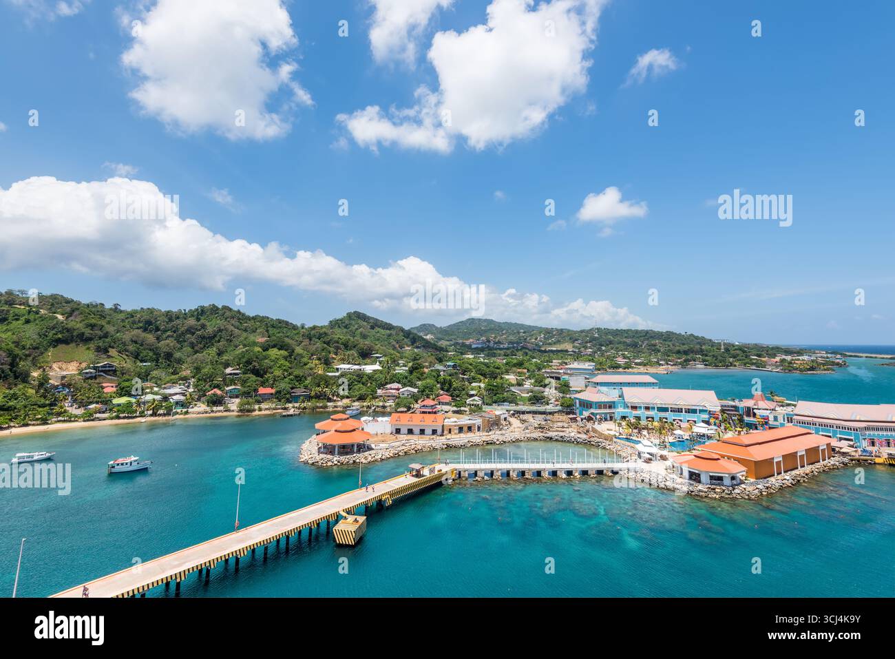 Isla de Roatan, Honduras - 16 aprile 2024: Vista dall'alto e grandangolare delle strutture del porto delle navi da crociera, Roatan Island, Honduras. Foto Stock