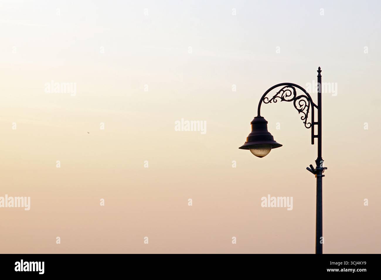 Tramonto sullo skyline di Belgrado. Calde tonalità pastello del cielo serale e sagome di alberi ed edifici moderni. Paesaggio urbano al crepuscolo. Temi Foto Stock