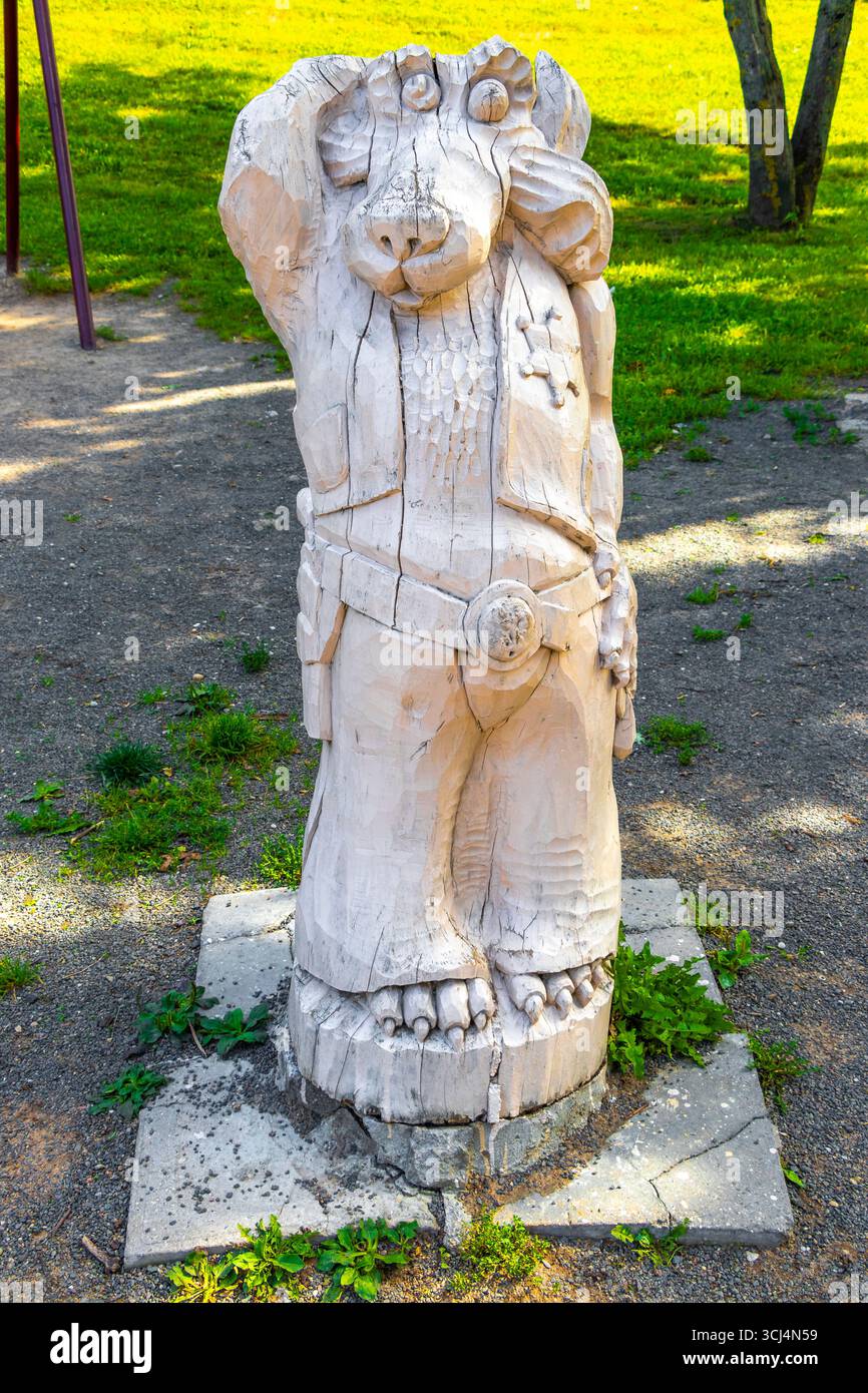 Distretto di Minsk regione di Minsk Bielorussia 10. Settembre 2020, divertente statua bianca scolpita in legno dello sceriffo, scultura del cane nel parco di Minsk in Bielorussia. Foto Stock