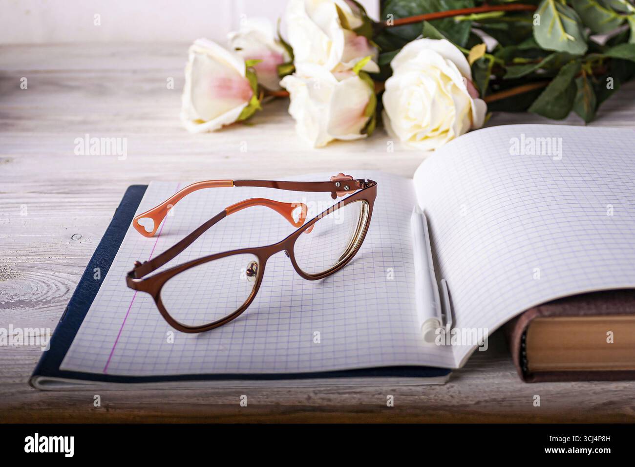 Floreale, note, libro, amore, lavoro, design, bouquet, business, biglietto da visita, testo, lettera, istruzione, luogo di lavoro, dan open notebook, occhiali, un bouquet di rose li Foto Stock