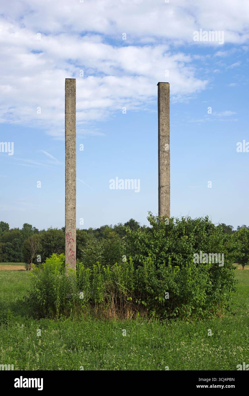due piloni di cemento in un campo Foto Stock
