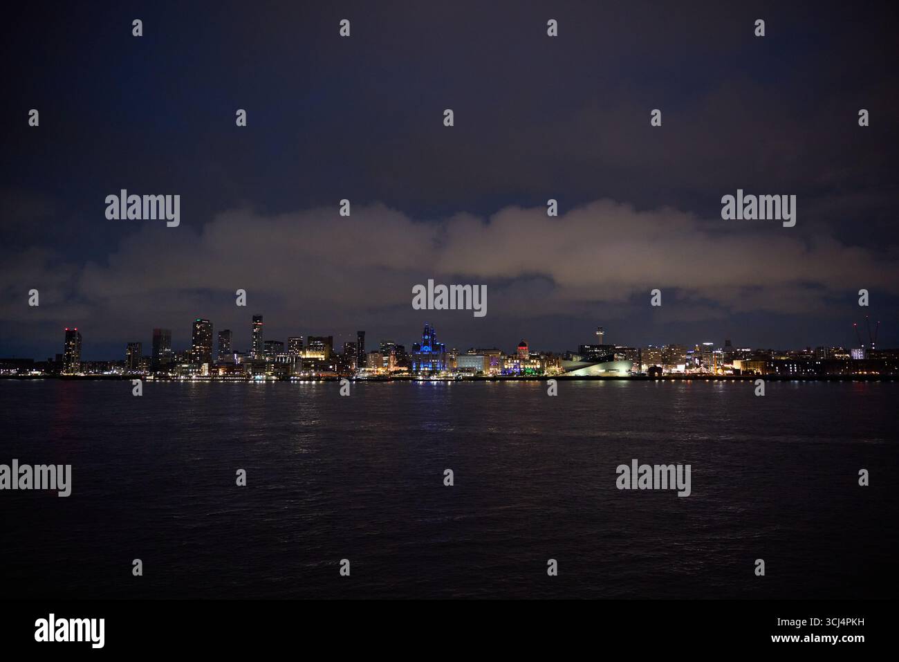 Vista sul fiume Mersey del famoso lungomare di Liverpool di notte. Foto Stock